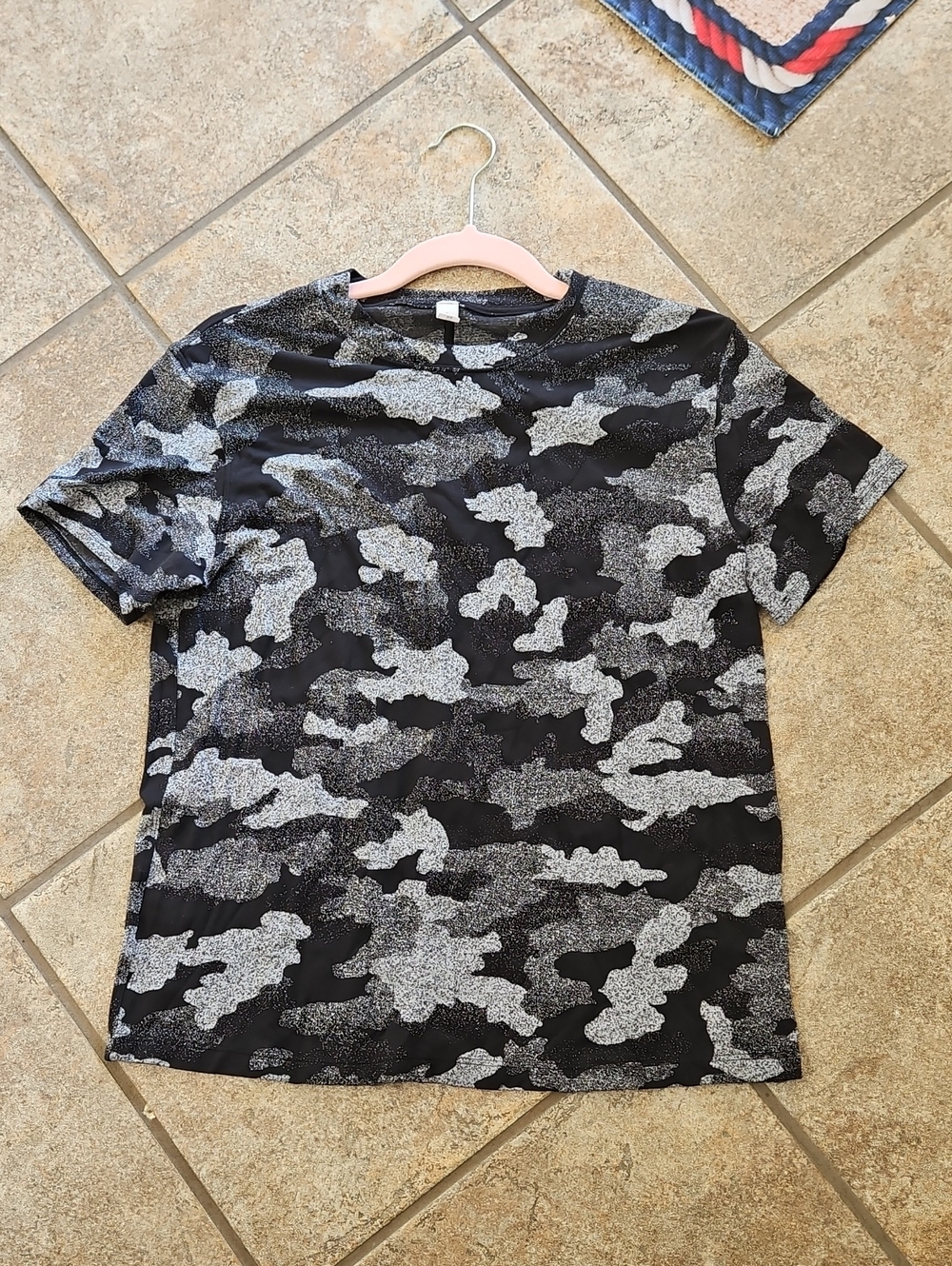 Lululemon Womens Black & Gray Camo Short Sleeve Shirt